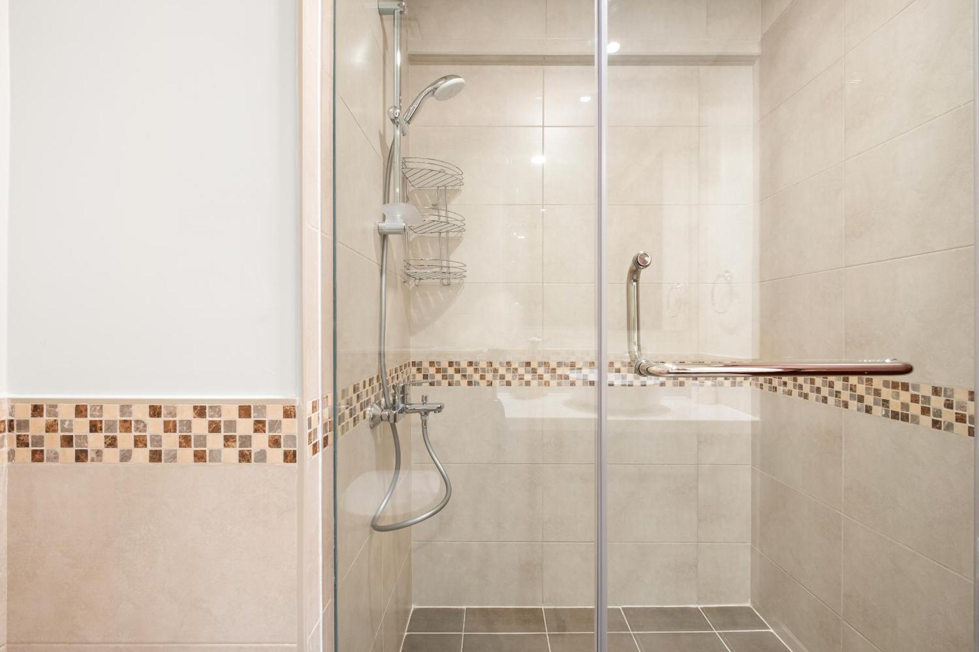 Apartment Beautiful 2br With Gym And Pool Dubai