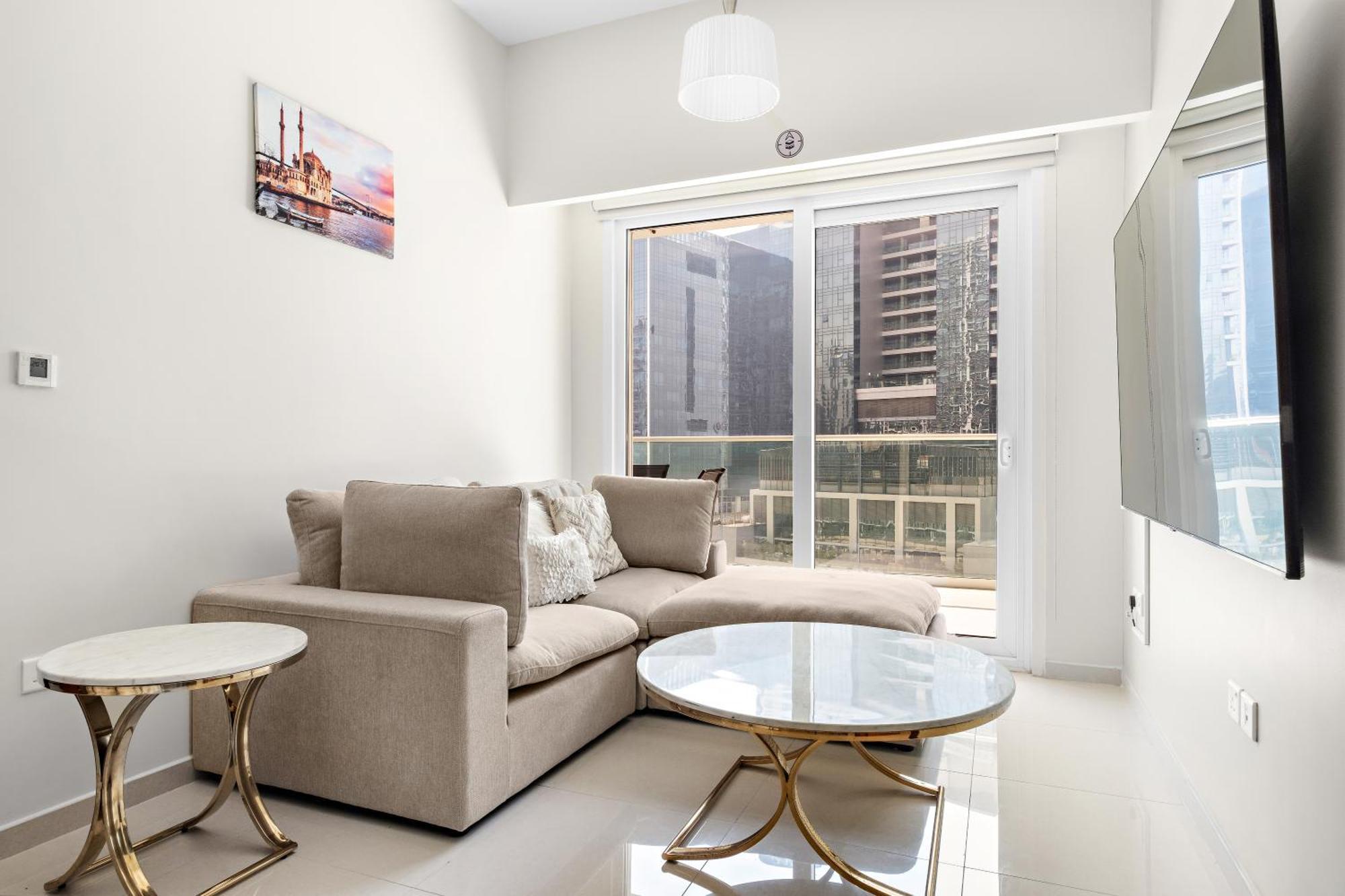 Apartment Beautiful 2br With Gym And Pool Dubai